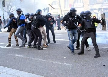 La manifestation dégénère à Toulouse : dégradations de mobiliers et affrontements avec la police