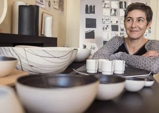 La Toulousaine Stéphanie Dastugue remet la porcelaine à table