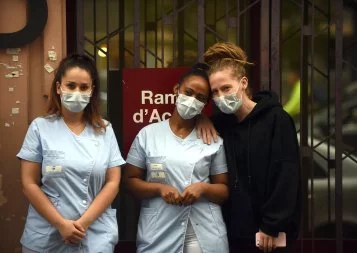 A Toulouse, taxis et habitants applaudissent les soignants de la clinique Rive gauche