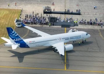 Airbus présente son nouveau moyen-courrier, baptisé A220