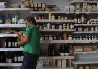 L'épicerie Révolution à Sète propose des produits locaux et de saison
