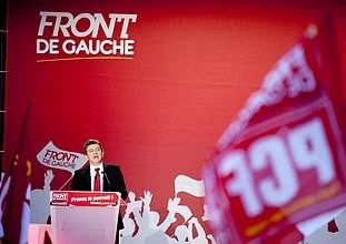 Jean-Luc Mélenchon, en rouge et noir dans la Ville rose
