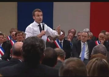 A Souillac, Macron défend sa politique mais promet des aménagements