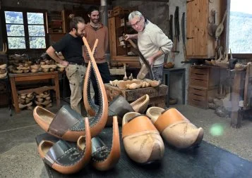 Le seul sabotier de l'Ariège transmet son savoir-faire