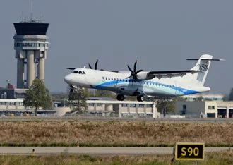 L'avion vert d'ATR fait son show dans le ciel toulousain