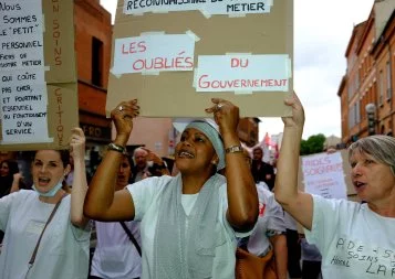 Les blouses blanches dans les rues de la Ville rose