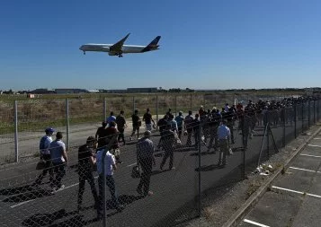 Le convoi et l'avion